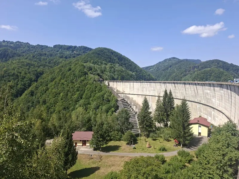 Baraj și peisajul din jur — Barajul Paltinu