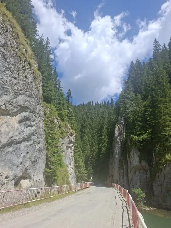 Potecă între stânci și apă — Bolboci