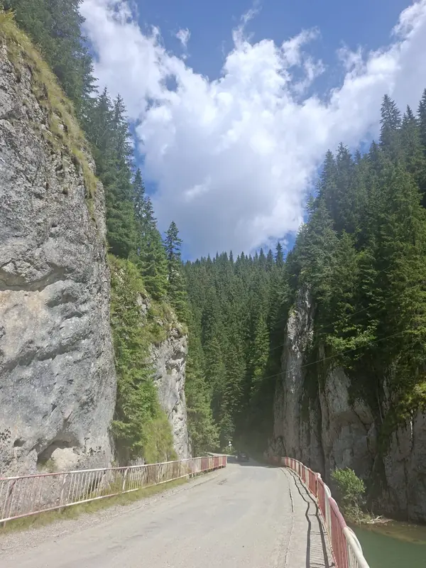 Potecă între stânci și apă — Bolboci