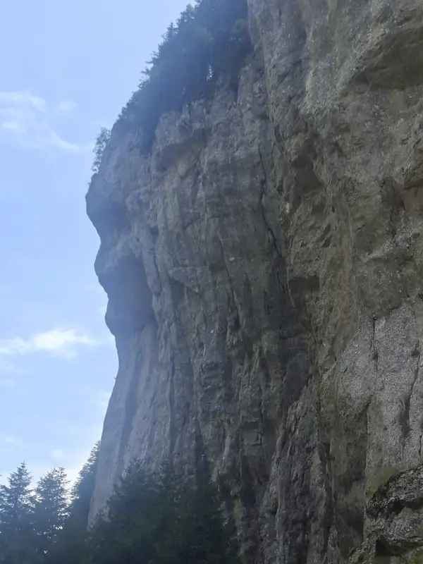 Pereți de stâncă — Cheile Tătarului