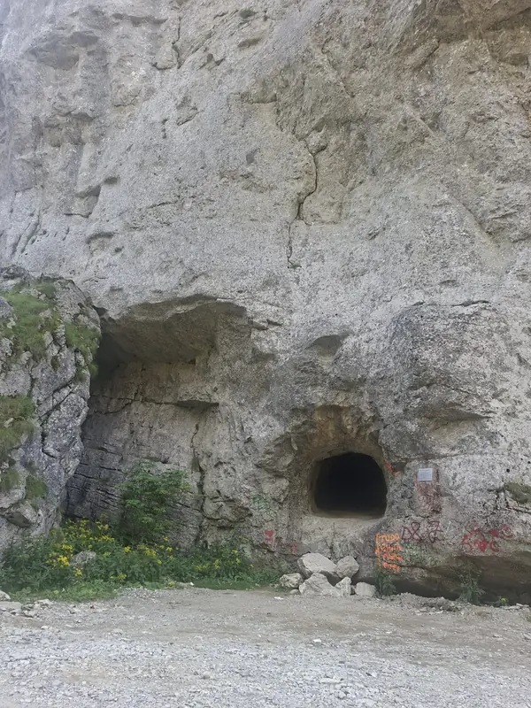 Intrări în stâncă — Cheile Tătarului