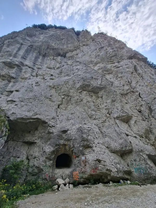 Intrări în stâncă — Cheile Tătarului