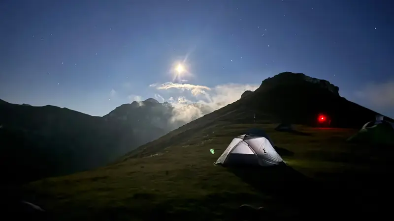 Corturi lângă cabană, noaptea — Refugiul Țigănești – Omu