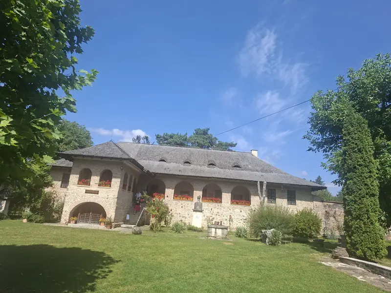 Clădire și curte — Castelul Hasdeu și Curtea Domnească Brebu
