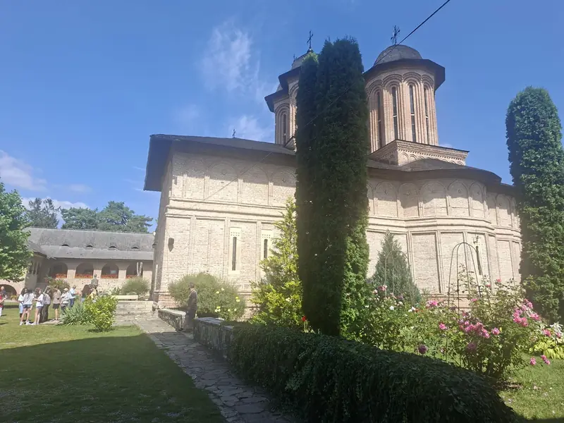 Biserică — Castelul Hasdeu și Curtea Domnească Brebu