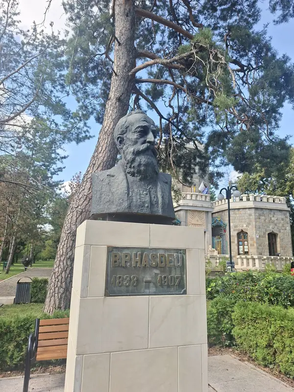 Monument în grădină — Castelul Hasdeu și Curtea Domnească Brebu