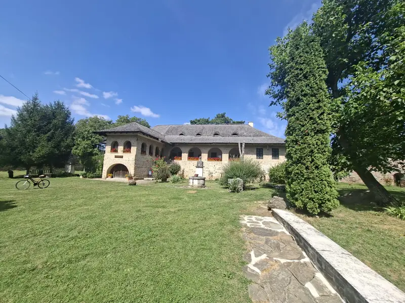 Clădire și curte — Castelul Hasdeu și Curtea Domnească Brebu
