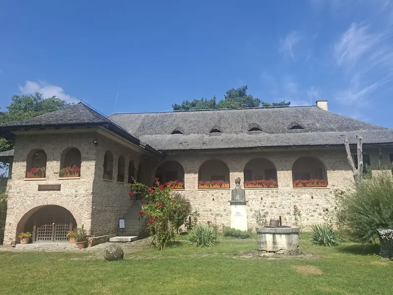 Clădire și curte — Castelul Hasdeu și Curtea Domnească Brebu