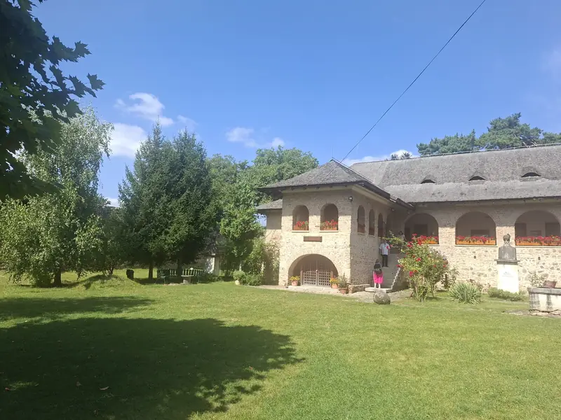 Clădire și curte — Castelul Hasdeu și Curtea Domnească Brebu