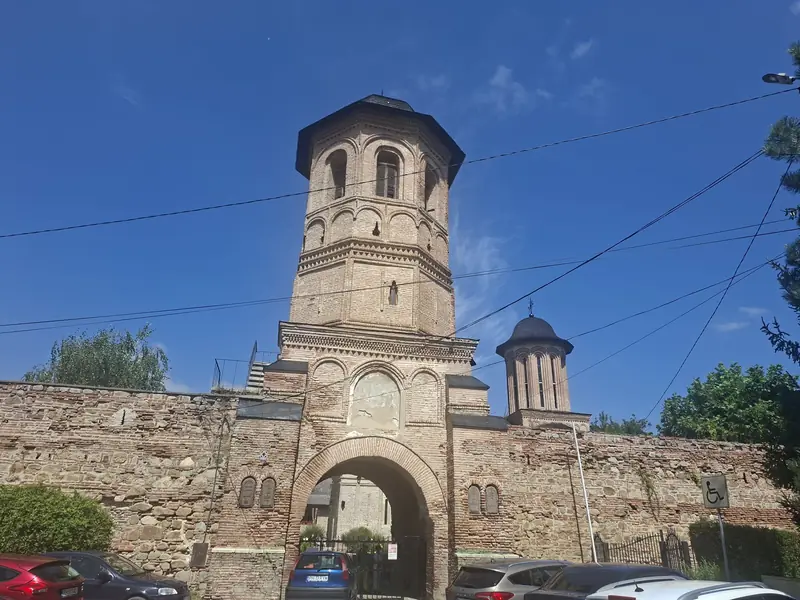 Poartă de intrare — Castelul Hasdeu și Curtea Domnească Brebu