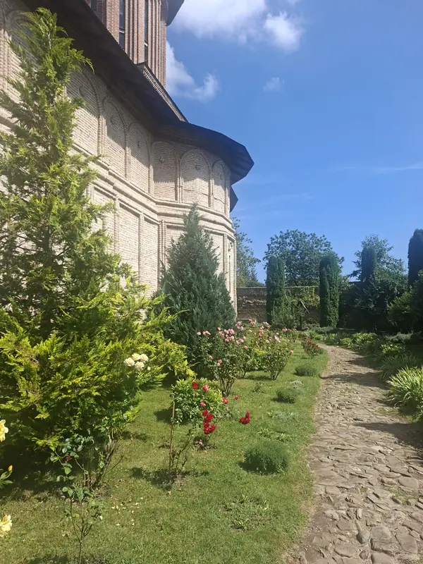 Biserică — Castelul Hasdeu și Curtea Domnească Brebu