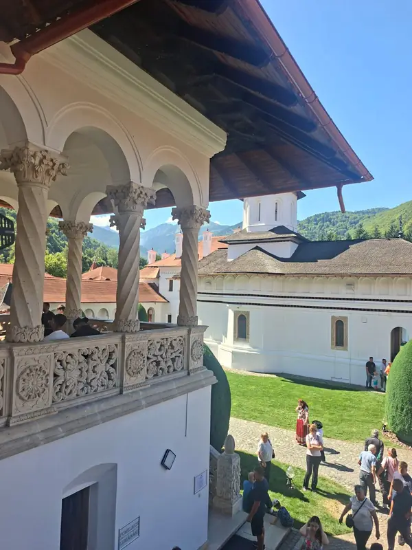 Clădire și curte — Mănăstirea Sâmbăta