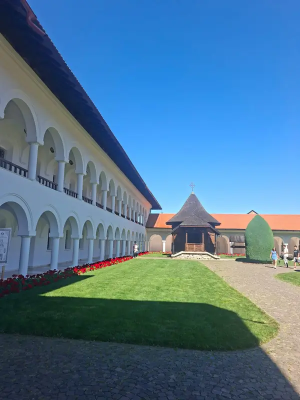 Clădire și curte — Mănăstirea Sâmbăta