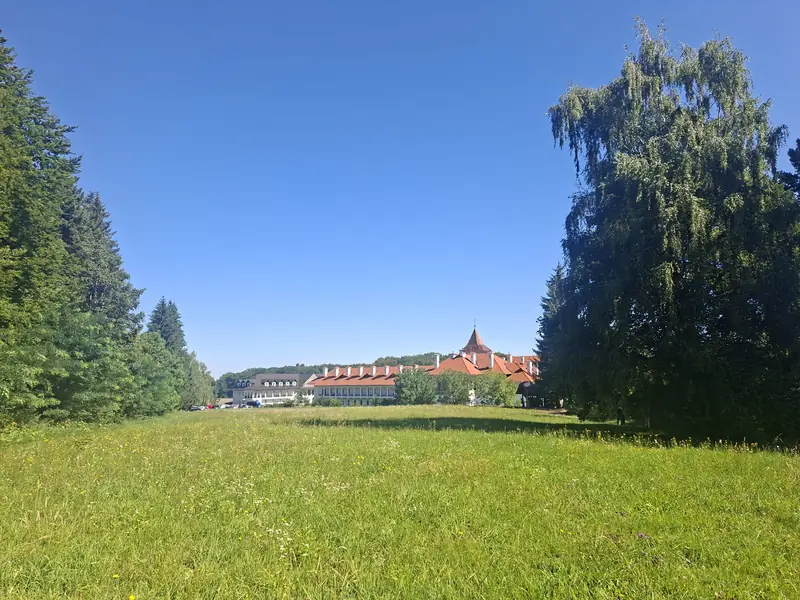 Grădină și vegetație — Mănăstirea Sâmbăta