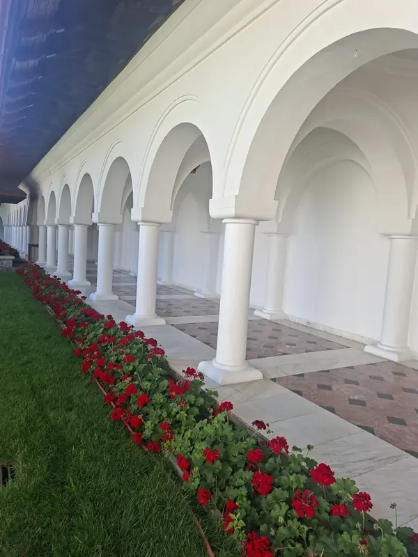 Clădire și curte — Mănăstirea Sâmbăta
