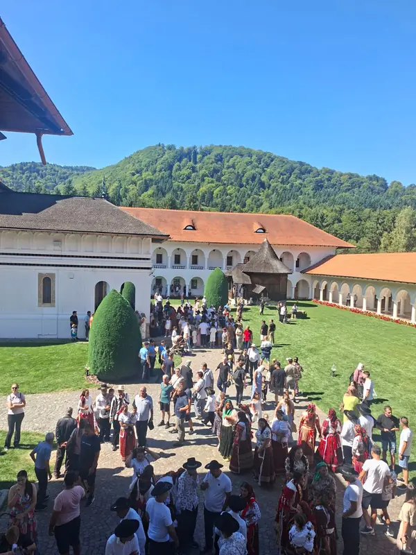 Clădire și curte — Mănăstirea Sâmbăta