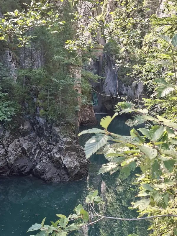 Apă curgătoare între stânci — Șapte Izvoare și Lacul Scropoasa
