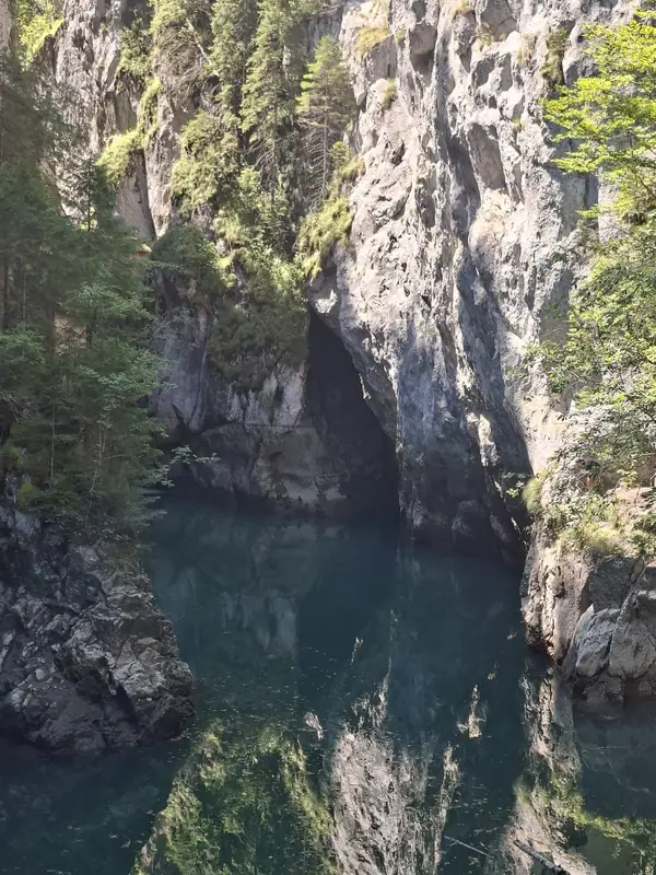 Apă curgătoare între stânci — Șapte Izvoare și Lacul Scropoasa