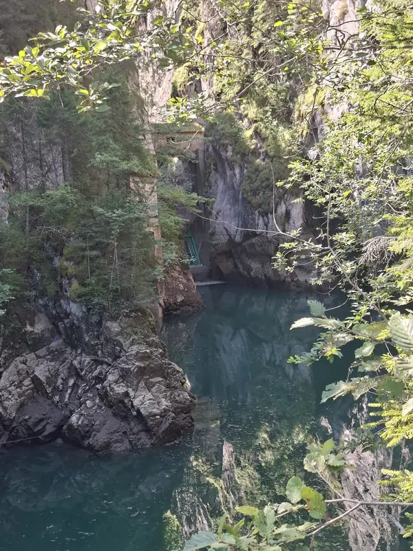 Apă curgătoare între stânci — Șapte Izvoare și Lacul Scropoasa